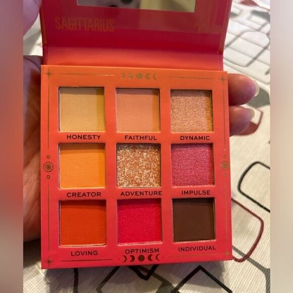 NWT/NIB Revolution palette - Picture 7 of 8